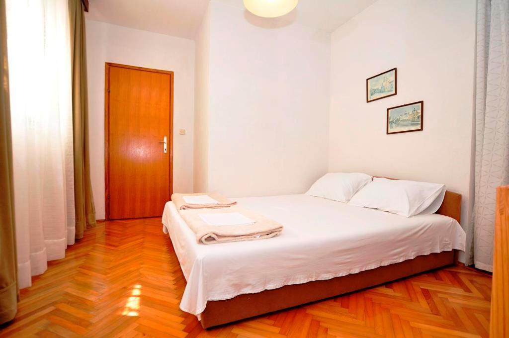 Apartmani More 德尔韦尼克 外观 照片